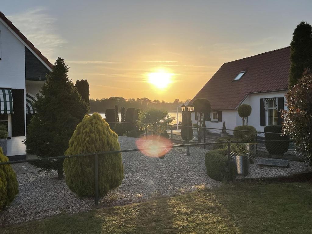 Freistehendes Ferienhaus Am See Naehe Roermond Heel المظهر الخارجي الصورة
