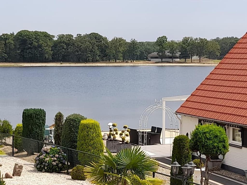 Freistehendes Ferienhaus Am See Naehe Roermond Heel المظهر الخارجي الصورة
